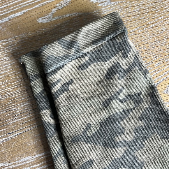 SPANX Look at Me Now Seamless Green Camo Cropped Leggings S - Picture 10 of 11